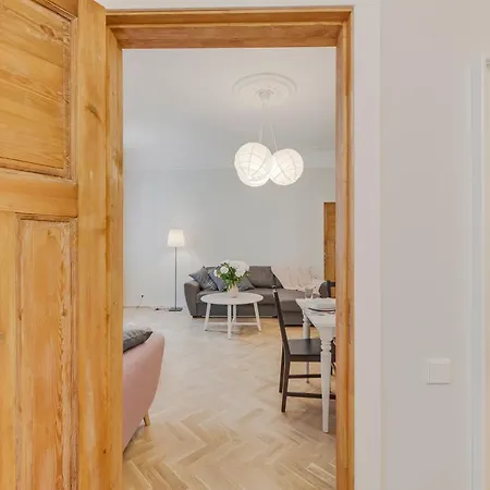 Foodie Paradise! Elegant In City Center; Sleeps 12, 110sqm 3br 2bath ריגה