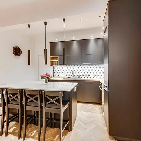 Foodie Paradise! Elegant In City Center; Sleeps 12, 110sqm 3br 2bath ריגה