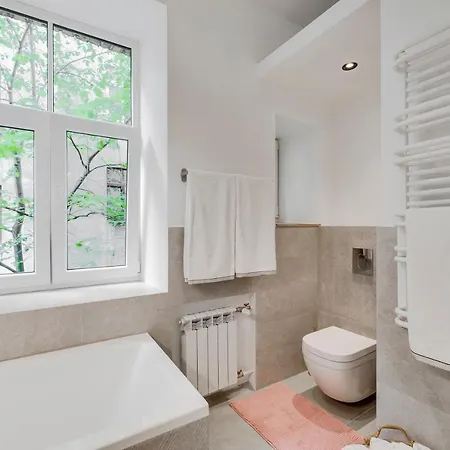 Foodie Paradise! Elegant In City Center; Sleeps 12, 110sqm 3br 2bath ריגה