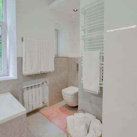 Foodie Paradise! Elegant In City Center; Sleeps 12, 110sqm 3br 2bath דירה ריגה