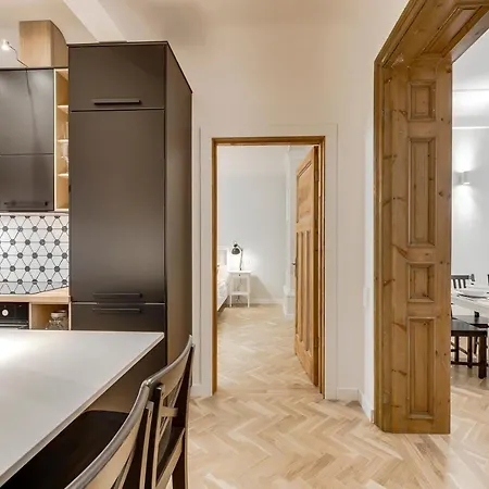 Apartman Foodie Paradise! Elegant In City Center; Sleeps 12, 110sqm 3br 2bath