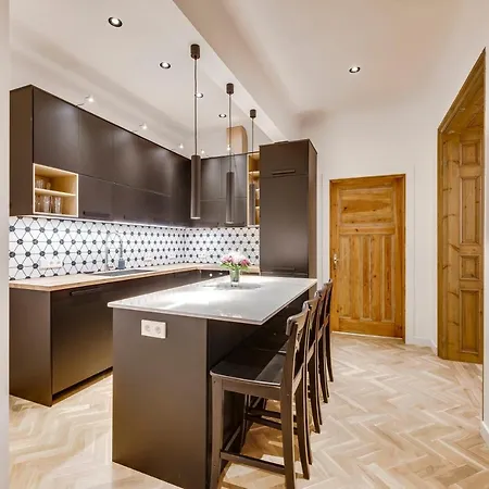 Foodie Paradise! Elegant In City Center; Sleeps 12, 110sqm 3br 2bath Apartment