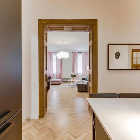 Foodie Paradise! Elegant In City Center; Sleeps 12, 110sqm 3br 2bath Apartment *