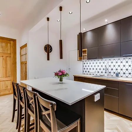 Foodie Paradise! Elegant In City Center; Sleeps 12, 110sqm 3br 2bath Apartman Riga