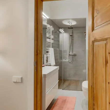 Foodie Paradise! Elegant In City Center; Sleeps 12, 110sqm 3br 2bath * Riga