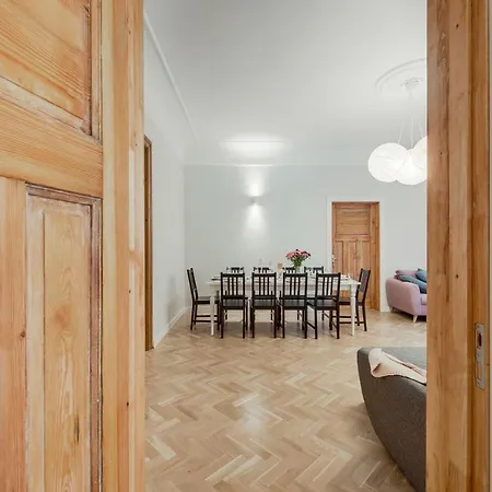 Foodie Paradise! Elegant In City Center; Sleeps 12, 110sqm 3br 2bath *