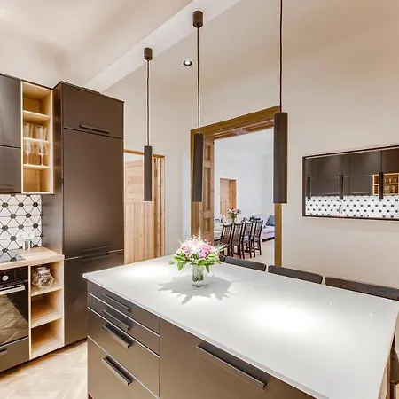 Foodie Paradise! Elegant In City Center; Sleeps 12, 110sqm 3br 2bath *