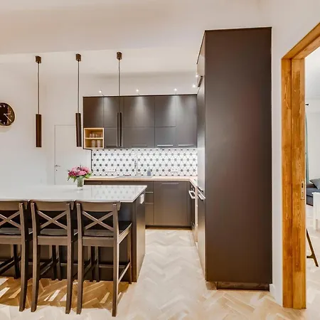 Apartment Foodie Paradise! Elegant In City Center; Sleeps 12, 110sqm 3br 2bath