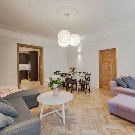 Apartment Foodie Paradise! Elegant In City Center; Sleeps 12, 110sqm 3br 2bath Riga