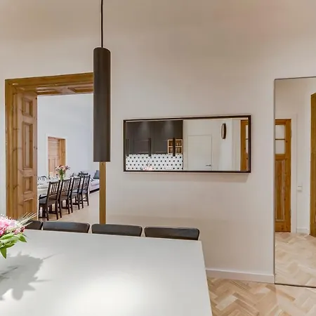Foodie Paradise! Elegant In City Center; Sleeps 12, 110sqm 3br 2bath *