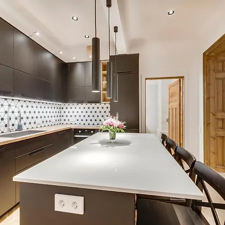 Foodie Paradise! Elegant In City Center; Sleeps 12, 110sqm 3br 2bath * Riga