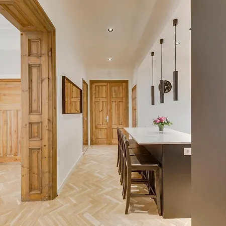Foodie Paradise! Elegant In City Center; Sleeps 12, 110sqm 3br 2bath Apartment *