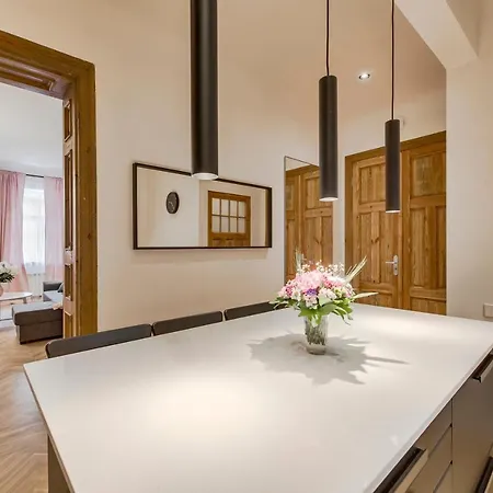 Foodie Paradise! Elegant In City Center; Sleeps 12, 110sqm 3br 2bath Apartman