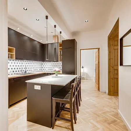 Foodie Paradise! Elegant In City Center; Sleeps 12, 110sqm 3br 2bath Apartment