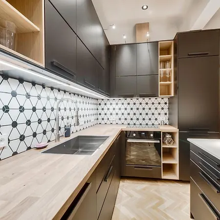 Foodie Paradise! Elegant In City Center; Sleeps 12, 110sqm 3br 2bath