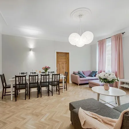Foodie Paradise! Elegant In City Center; Sleeps 12, 110sqm 3br 2bath