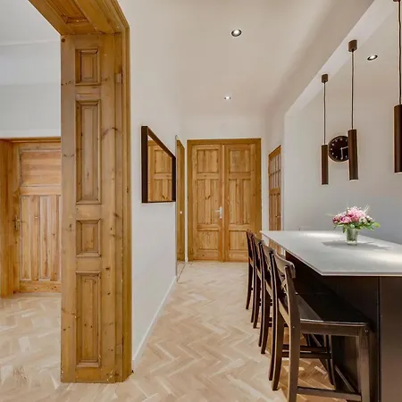 Foodie Paradise! Elegant In City Center; Sleeps 12, 110sqm 3br 2bath Appartement