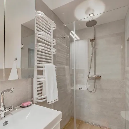 Foodie Paradise! Elegant In City Center; Sleeps 12, 110sqm 3br 2bath Appartement Riga
